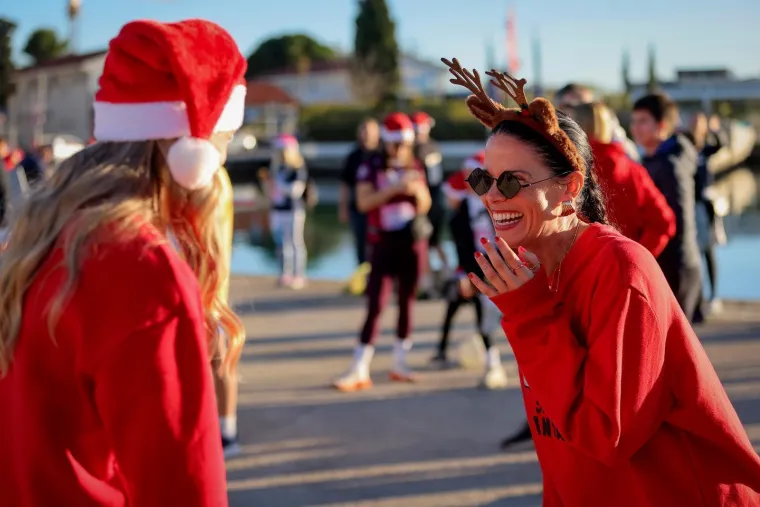 Grinch zasijenio Djeda Božičnjaka: Sve trkačice htjele su se fotografirati samo s njim