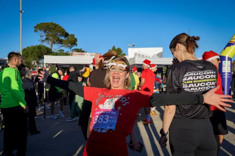 Grinch zasijenio Djeda Božičnjaka: Sve trkačice htjele su se fotografirati samo s njim
