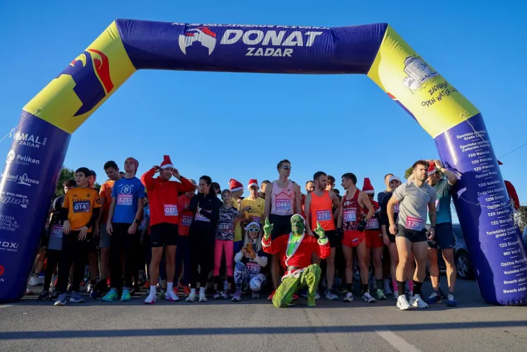 Grinch zasijenio Djeda Božičnjaka: Sve trkačice htjele su se fotografirati samo s njim