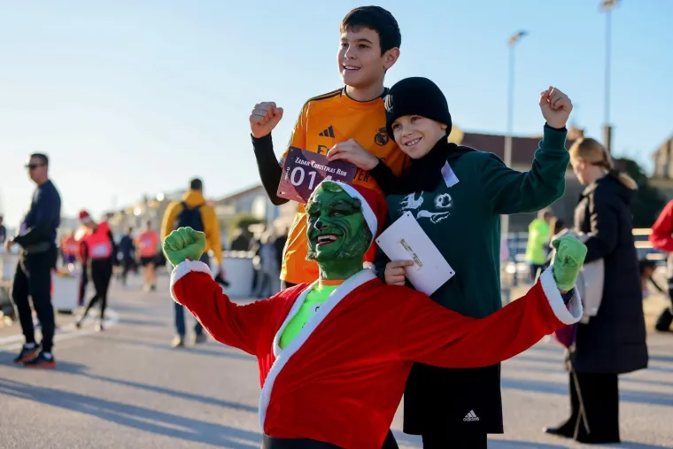Grinch zasijenio Djeda Božičnjaka: Sve trkačice htjele su se fotografirati samo s njim