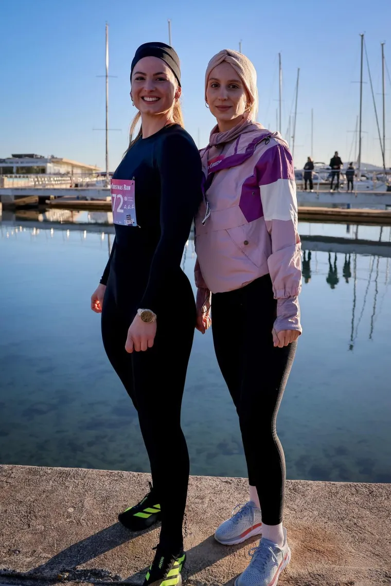 Grinch zasijenio Djeda Božičnjaka: Sve trkačice htjele su se fotografirati samo s njim