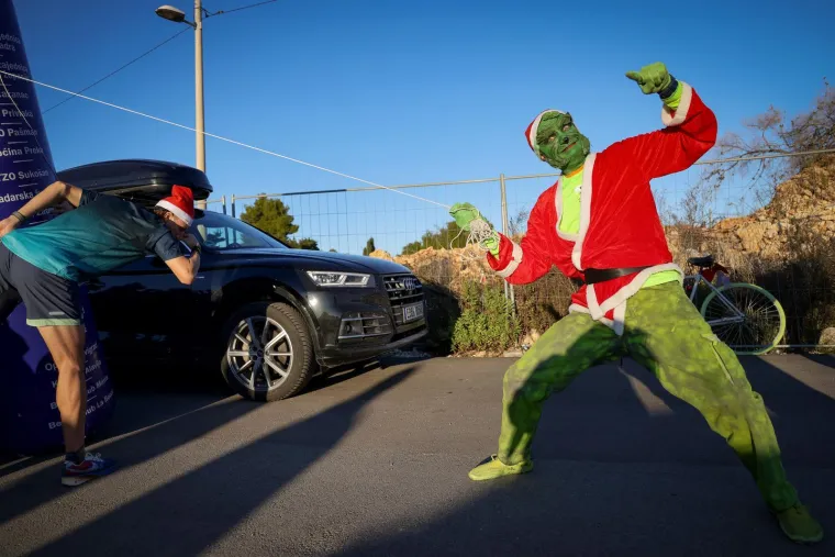 Grinch zasijenio Djeda Božičnjaka: Sve trkačice htjele su se fotografirati samo s njim