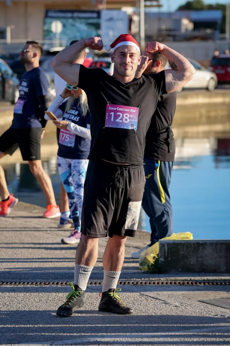 Grinch zasijenio Djeda Božičnjaka: Sve trkačice htjele su se fotografirati samo s njim