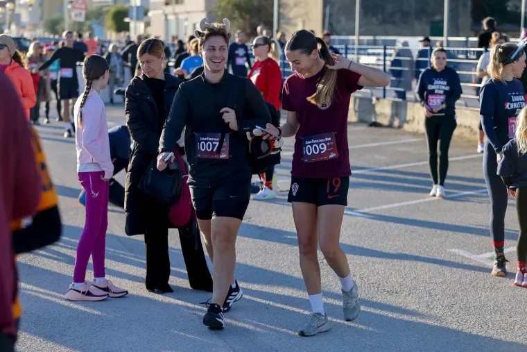 Grinch zasijenio Djeda Božičnjaka: Sve trkačice htjele su se fotografirati samo s njim