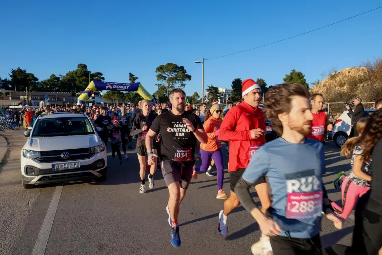 Grinch zasijenio Djeda Božičnjaka: Sve trkačice htjele su se fotografirati samo s njim