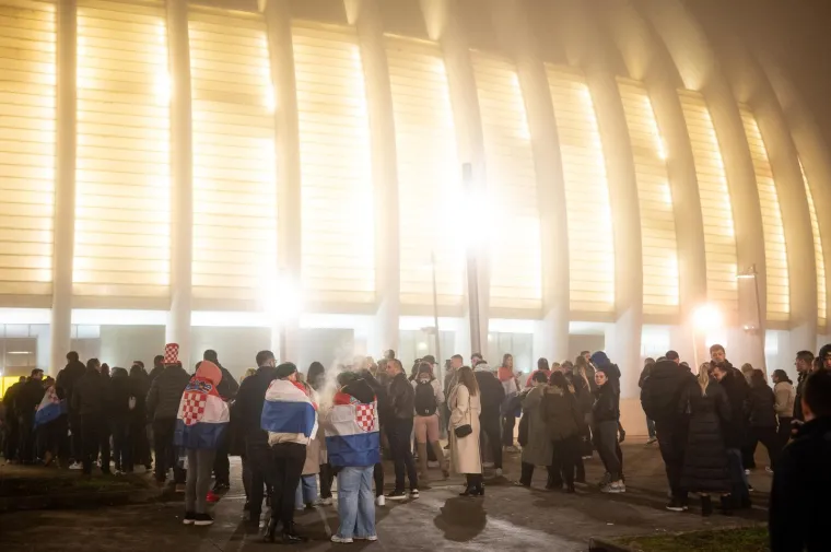 Krenulo je ludilo! Nakon Hipodroma, Thompson napunio i Arenu: Pogledajte uzavrelu atmosferu