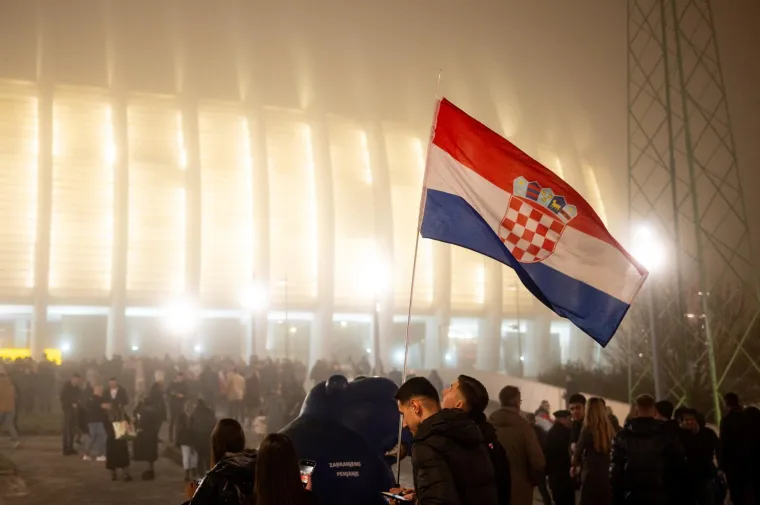 Krenulo je ludilo! Nakon Hipodroma, Thompson napunio i Arenu: Pogledajte uzavrelu atmosferu