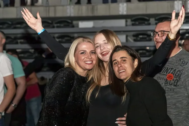 Lijepe Slavonke na koncertu srpskog slavuja u hrvatskom gradu: Pogledajte atmosferu