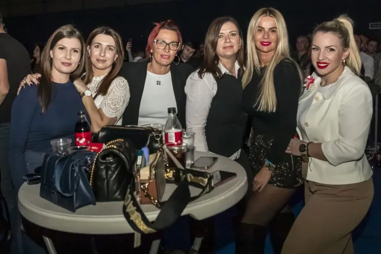 Lijepe Slavonke na koncertu srpskog slavuja u hrvatskom gradu: Pogledajte atmosferu