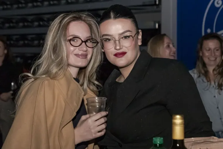 Lijepe Slavonke na koncertu srpskog slavuja u hrvatskom gradu: Pogledajte atmosferu