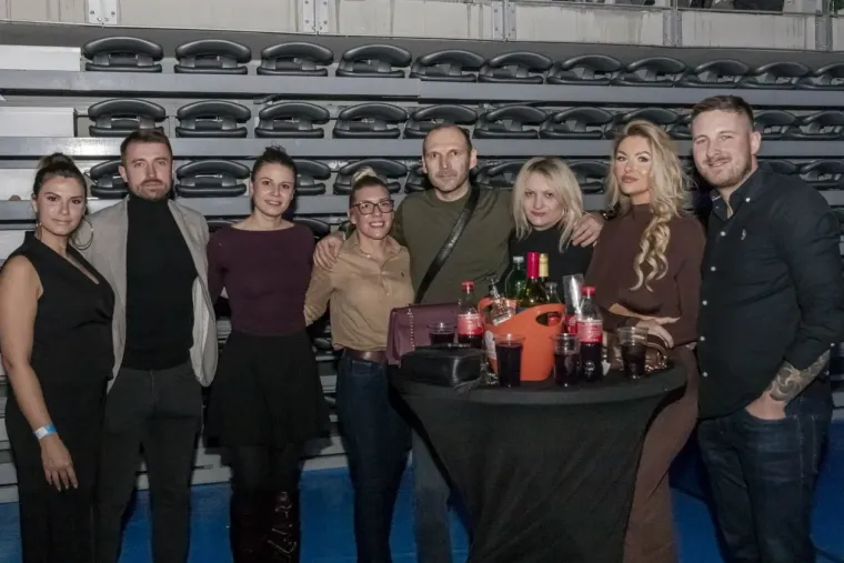 Lijepe Slavonke na koncertu srpskog slavuja u hrvatskom gradu: Pogledajte atmosferu