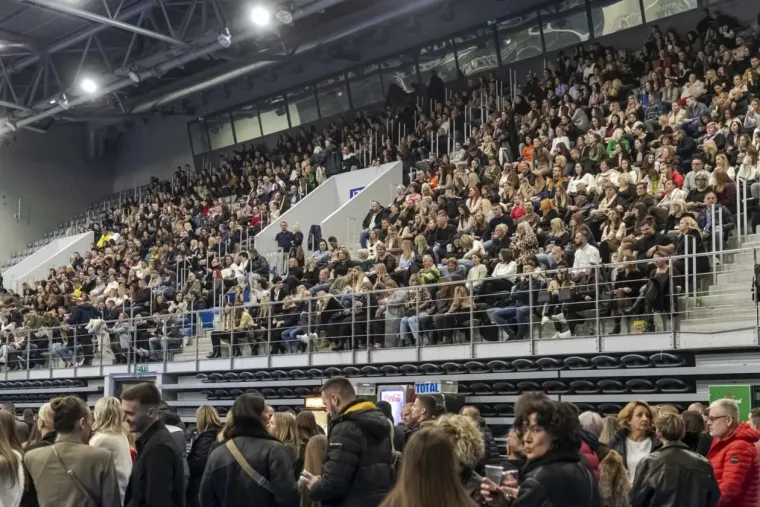 Lijepe Slavonke na koncertu srpskog slavuja u hrvatskom gradu: Pogledajte atmosferu