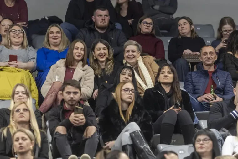 Lijepe Slavonke na koncertu srpskog slavuja u hrvatskom gradu: Pogledajte atmosferu