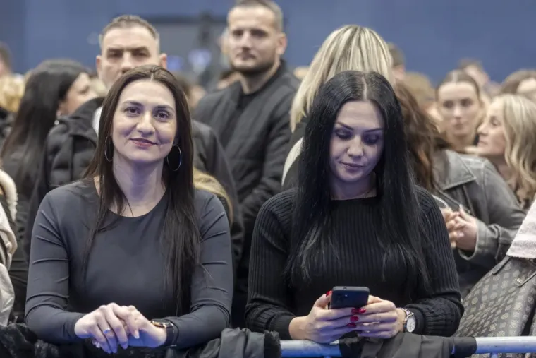 Lijepe Slavonke na koncertu srpskog slavuja u hrvatskom gradu: Pogledajte atmosferu