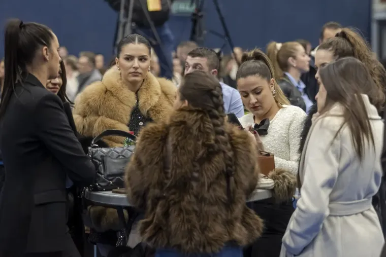 Lijepe Slavonke na koncertu srpskog slavuja u hrvatskom gradu: Pogledajte atmosferu