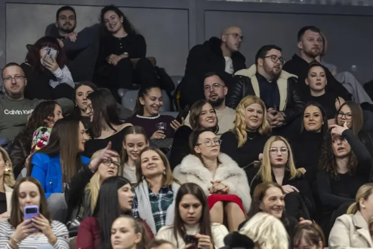 Lijepe Slavonke na koncertu srpskog slavuja u hrvatskom gradu: Pogledajte atmosferu