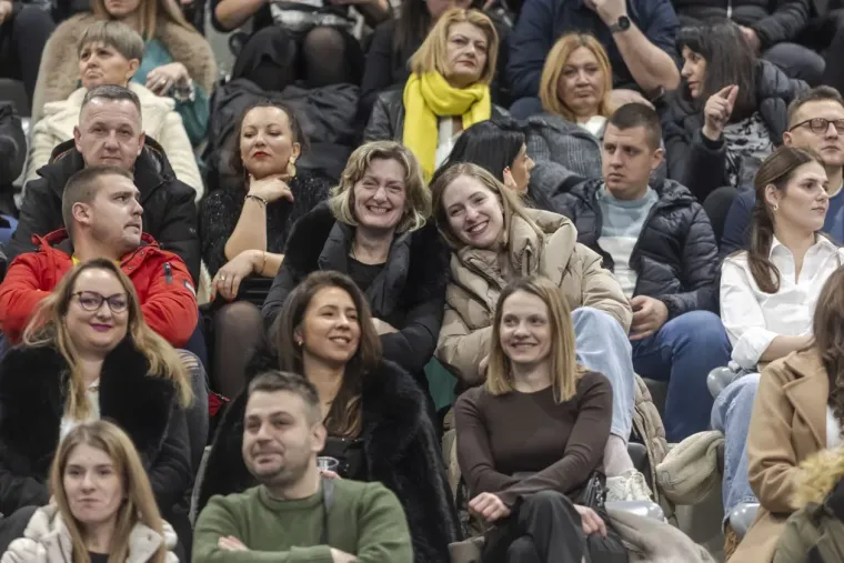 Lijepe Slavonke na koncertu srpskog slavuja u hrvatskom gradu: Pogledajte atmosferu
