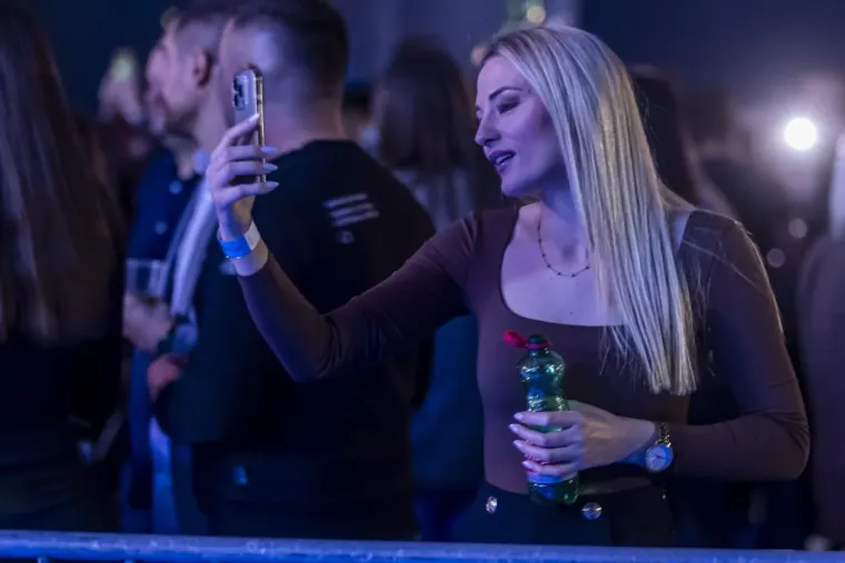 Lijepe Slavonke na koncertu srpskog slavuja u hrvatskom gradu: Pogledajte atmosferu