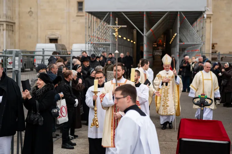 Emotivno ispred katedrale: Zagrepčani dočekali povratak Stepinčevih relikvija