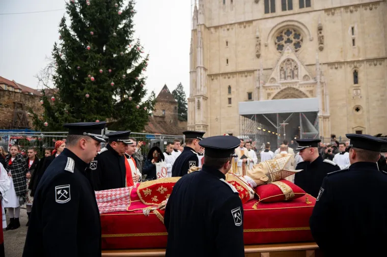 Emotivno ispred katedrale: Zagrepčani dočekali povratak Stepinčevih relikvija