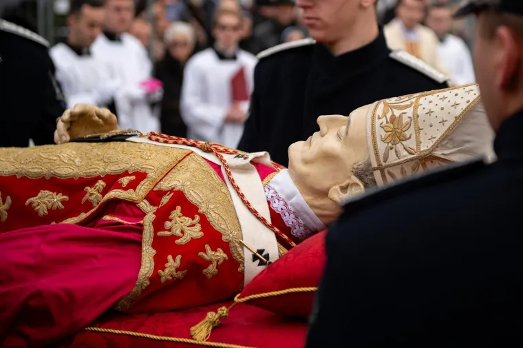 Emotivno ispred katedrale: Zagrepčani dočekali povratak Stepinčevih relikvija