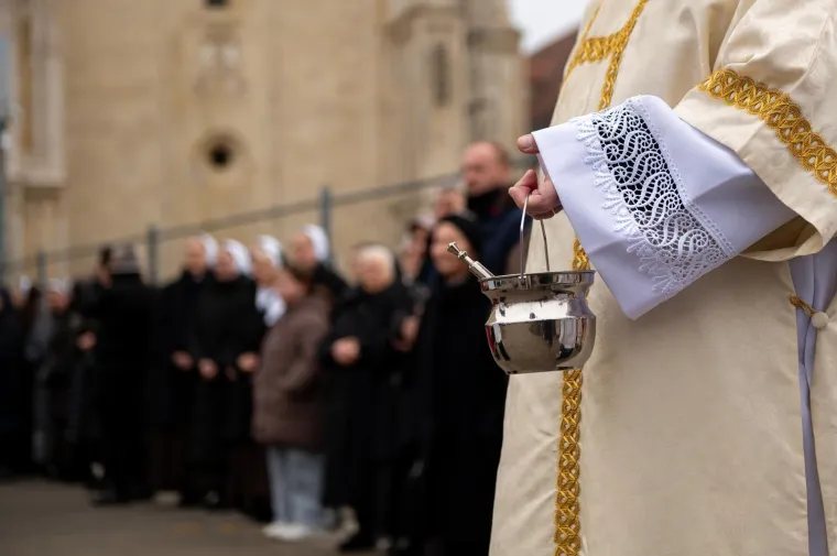 Emotivno ispred katedrale: Zagrepčani dočekali povratak Stepinčevih relikvija