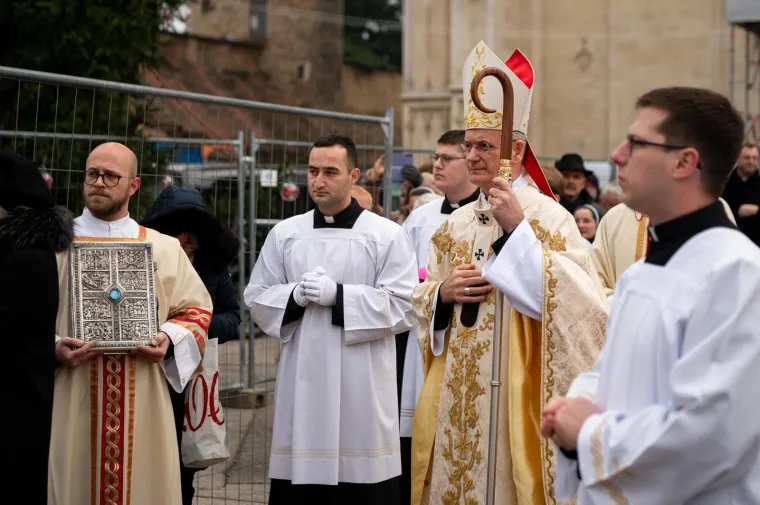 Emotivno ispred katedrale: Zagrepčani dočekali povratak Stepinčevih relikvija
