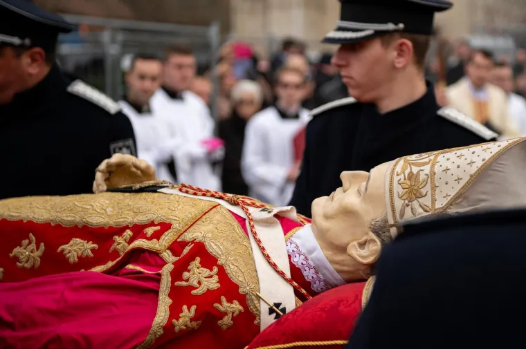 Emotivno ispred katedrale: Zagrepčani dočekali povratak Stepinčevih relikvija