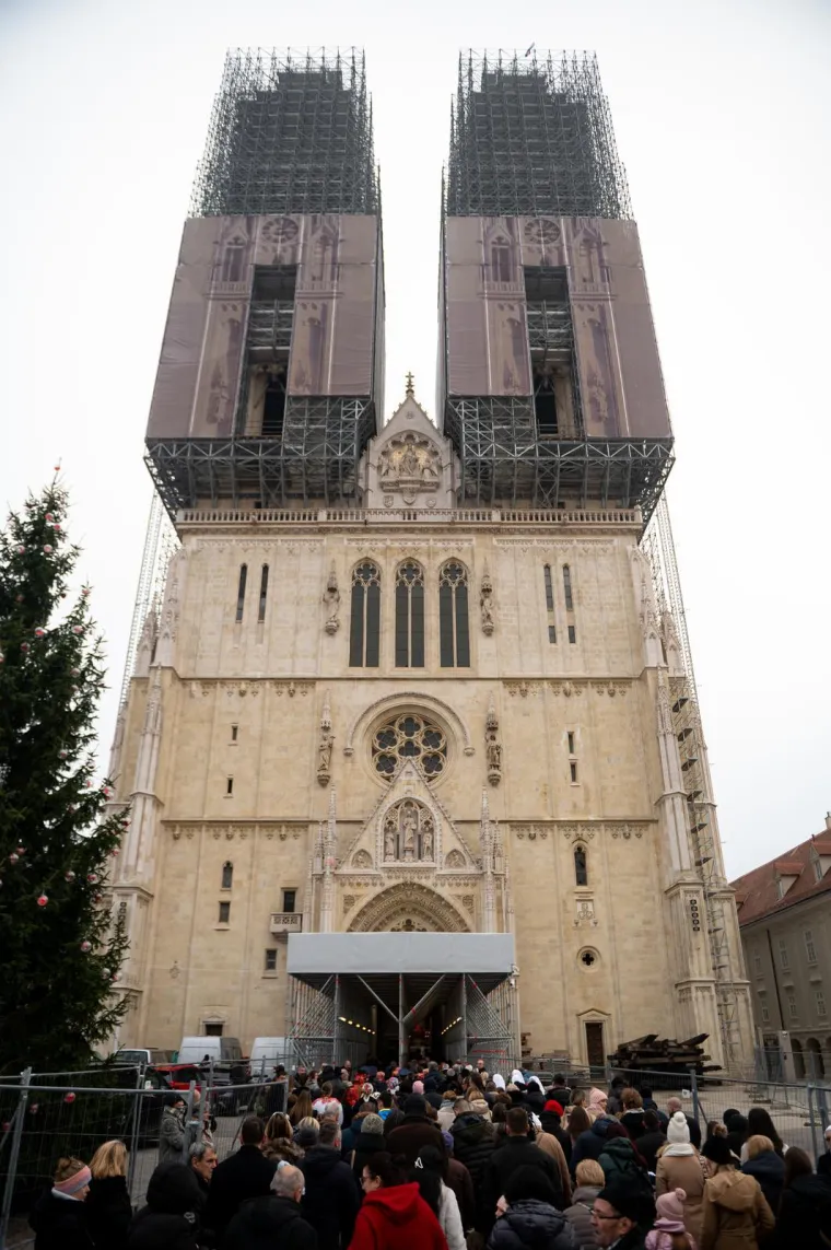 Emotivno ispred katedrale: Zagrepčani dočekali povratak Stepinčevih relikvija