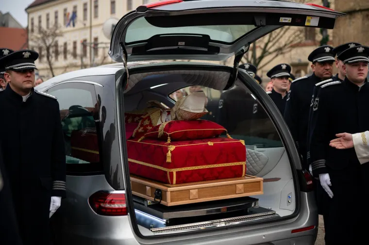 Emotivno ispred katedrale: Zagrepčani dočekali povratak Stepinčevih relikvija