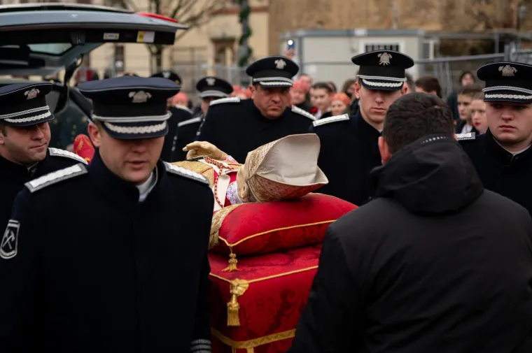 Emotivno ispred katedrale: Zagrepčani dočekali povratak Stepinčevih relikvija