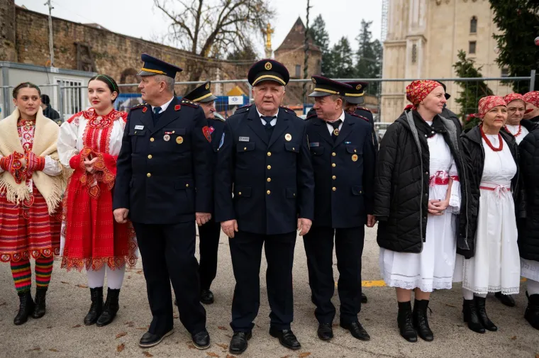 Emotivno ispred katedrale: Zagrepčani dočekali povratak Stepinčevih relikvija