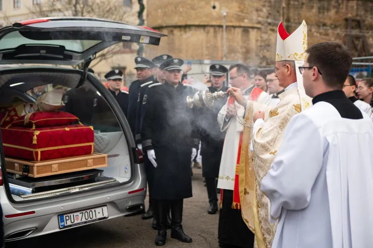 Emotivno ispred katedrale: Zagrepčani dočekali povratak Stepinčevih relikvija