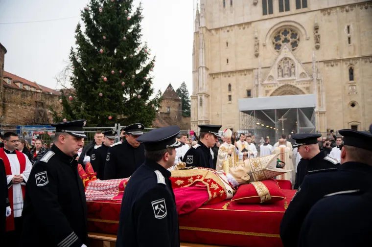Emotivno ispred katedrale: Zagrepčani dočekali povratak Stepinčevih relikvija