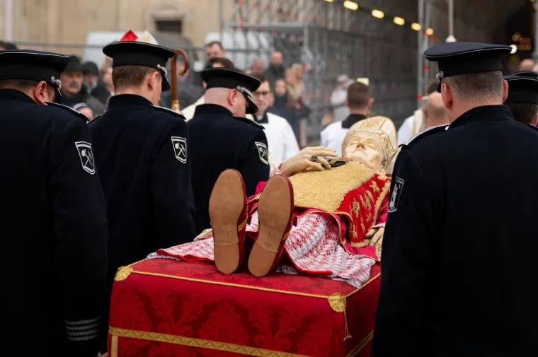 Emotivno ispred katedrale: Zagrepčani dočekali povratak Stepinčevih relikvija