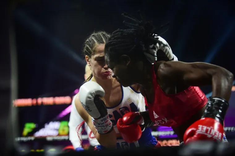 U Zvorniku održana revija ženskog boksa, pop bacio selfi sa zvijezdom večeri
