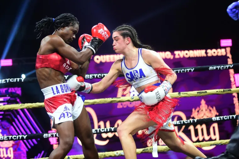 U Zvorniku održana revija ženskog boksa, pop bacio selfi sa zvijezdom večeri