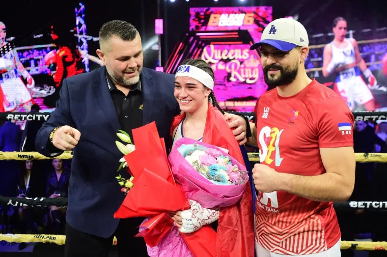 U Zvorniku održana revija ženskog boksa, pop bacio selfi sa zvijezdom večeri