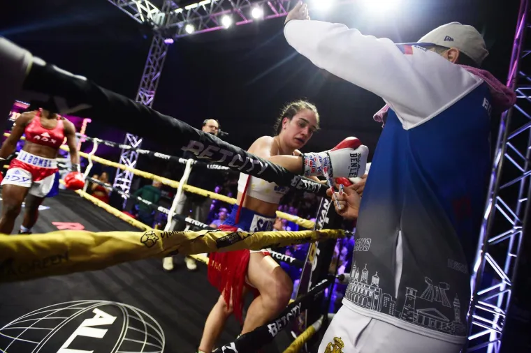 U Zvorniku održana revija ženskog boksa, pop bacio selfi sa zvijezdom večeri