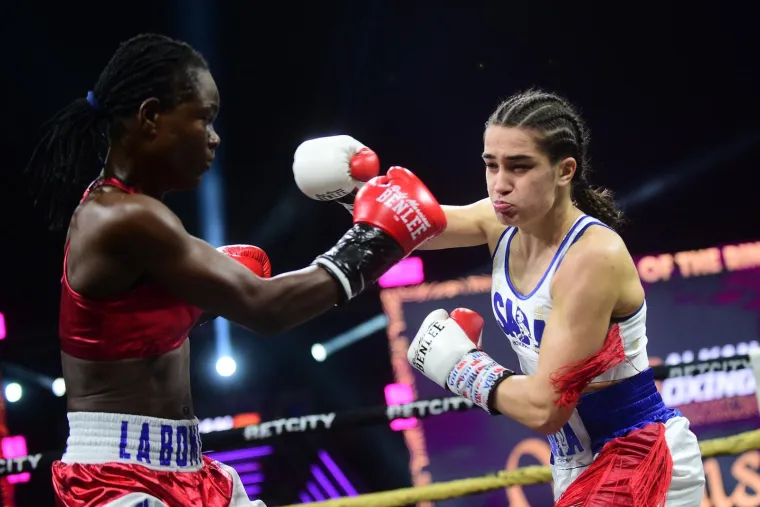 U Zvorniku održana revija ženskog boksa, pop bacio selfi sa zvijezdom večeri