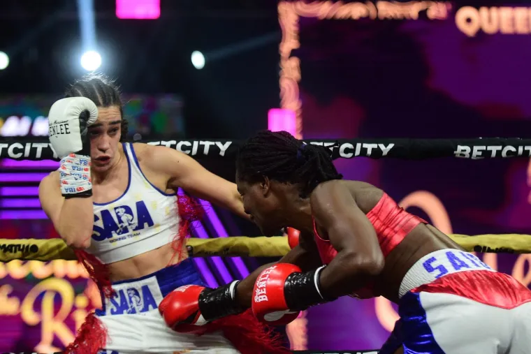 U Zvorniku održana revija ženskog boksa, pop bacio selfi sa zvijezdom večeri