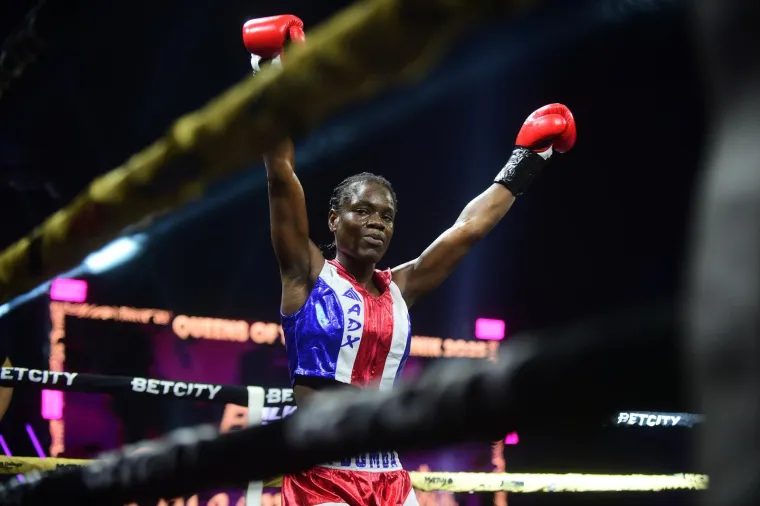 U Zvorniku održana revija ženskog boksa, pop bacio selfi sa zvijezdom večeri