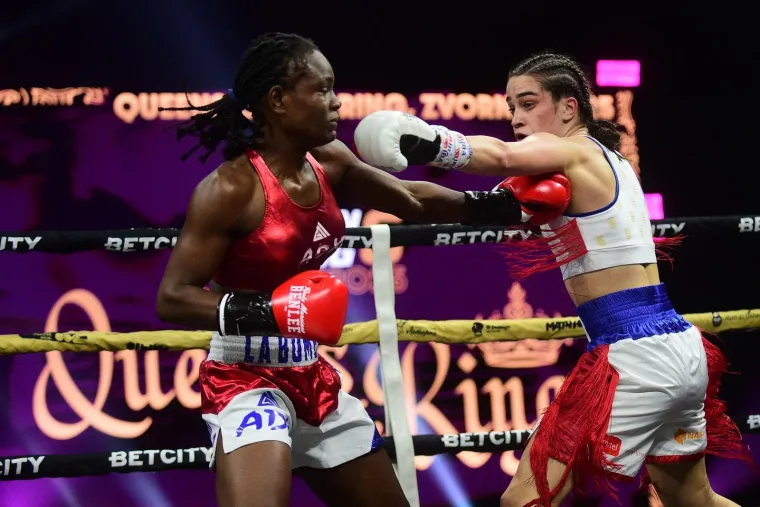 U Zvorniku održana revija ženskog boksa, pop bacio selfi sa zvijezdom večeri