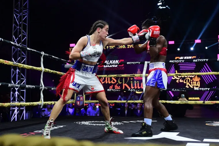 U Zvorniku održana revija ženskog boksa, pop bacio selfi sa zvijezdom večeri