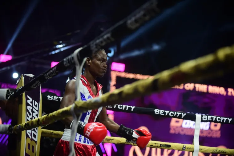 U Zvorniku održana revija ženskog boksa, pop bacio selfi sa zvijezdom večeri