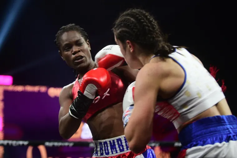 U Zvorniku održana revija ženskog boksa, pop bacio selfi sa zvijezdom večeri