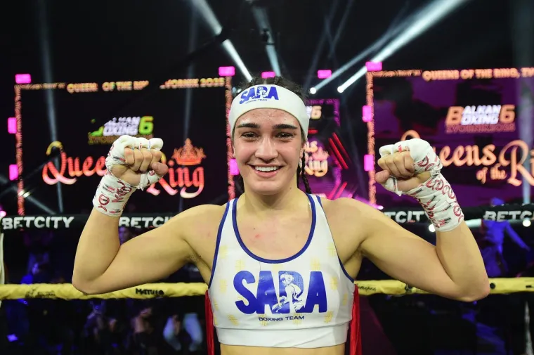 U Zvorniku održana revija ženskog boksa, pop bacio selfi sa zvijezdom večeri