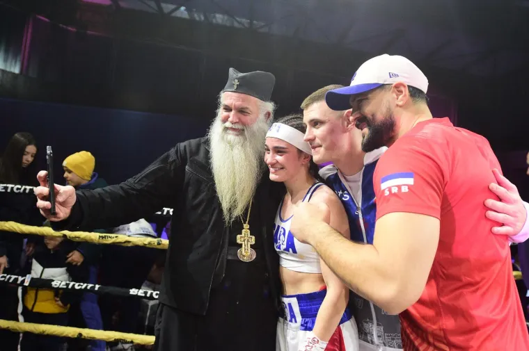 U Zvorniku održana revija ženskog boksa, pop bacio selfi sa zvijezdom večeri