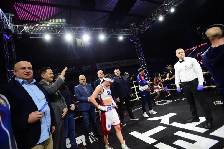 U Zvorniku održana revija ženskog boksa, pop bacio selfi sa zvijezdom večeri