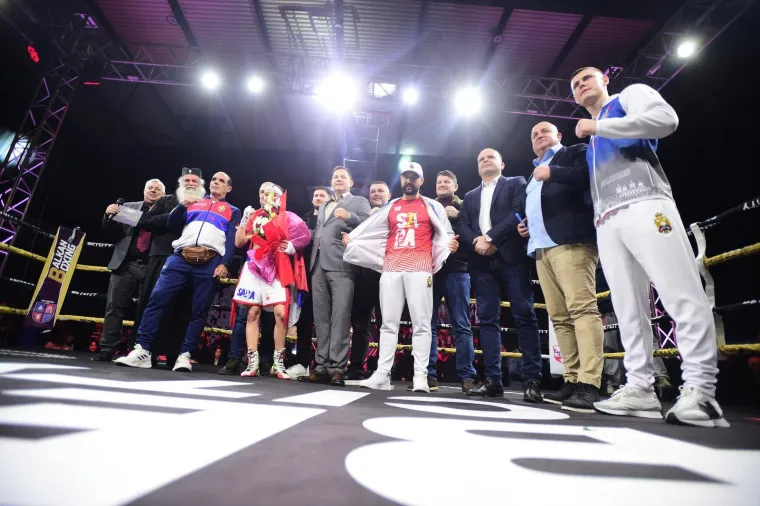 U Zvorniku održana revija ženskog boksa, pop bacio selfi sa zvijezdom večeri